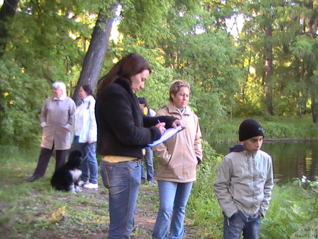 Фото: Ксения Семикова, Татьяна Яковлева, на заднем плане, под деревом слева, Галина Сарычева, Питерньюф Живанши с мамой.