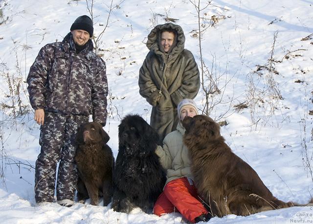 Фото: Андрей Ларин, ньюфаундленд Конфуций, ньюфаундленд Юган с Тоянова Городка (Ygan s Toyanova Gorodka), Диана Ларина, Надежда Момот, ньюфаундленд Лесная Сказка Изольда, (Слева-направо)